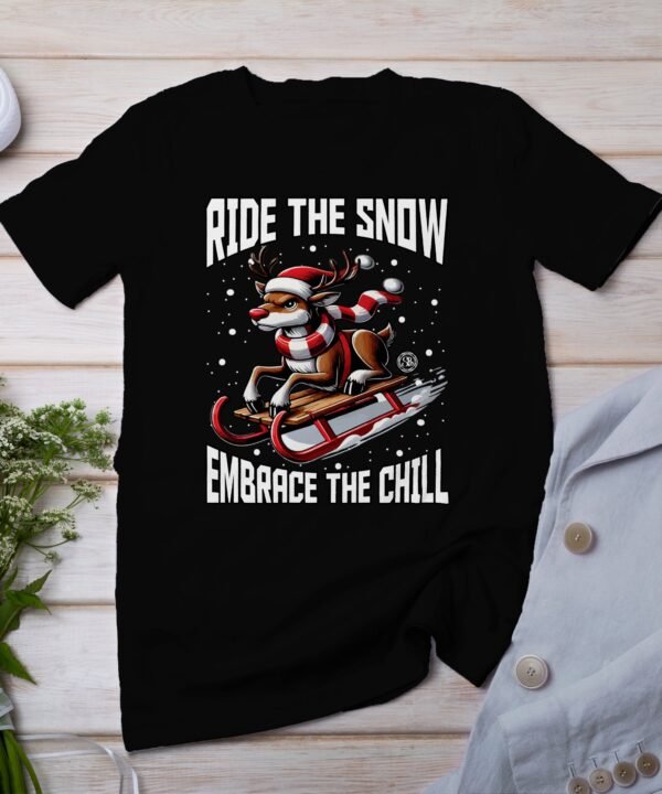 Weihnachts T-Shirt, Rentier Rodeln, Ride the Snow Embrace the Chill, Winter T-Shirt, Lustiges Rentier Shirt, Geschenkideen