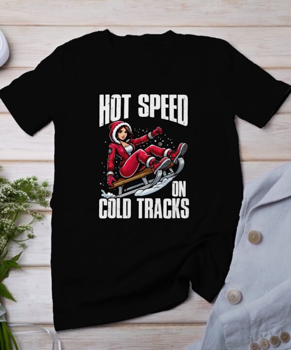 Geschwindigkeit im Schnee T Shirt, Lustiges Winter Schlitten T Shirt, Weihnachtsgeschenk für Schneeliebhaber, Damen Schlittenfahren Tee
