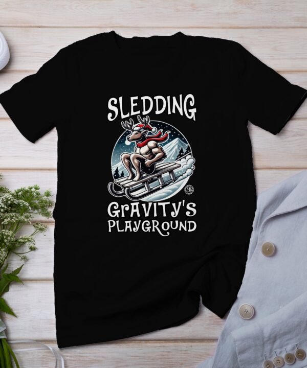 Lustige Elch Schlitten Grafik Weihnachten TShirt, Wintersport TShirt, Elch Schlittenfahren Design, Gravity's Playground TShirt