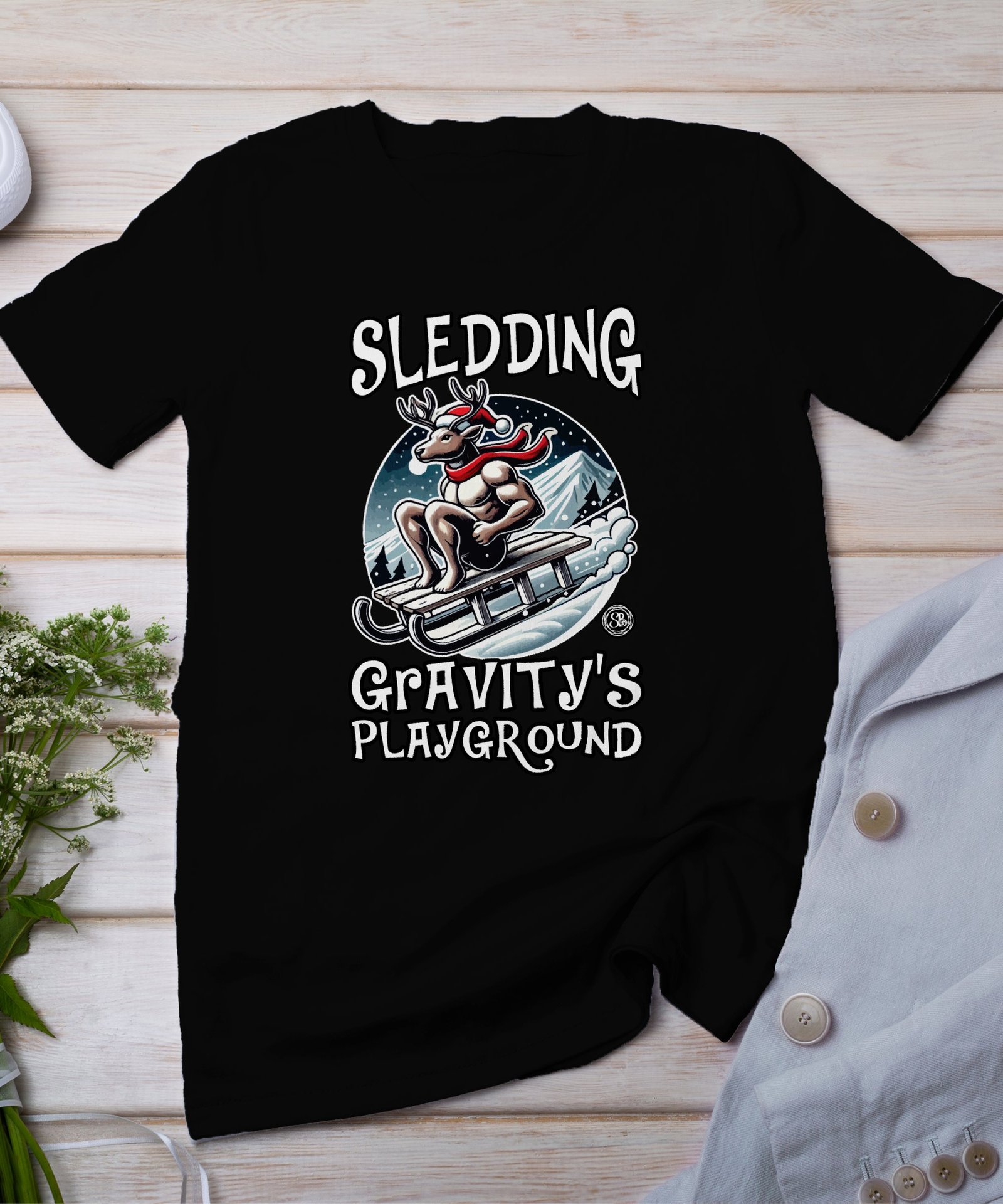 Lustige Elch Schlitten Grafik Weihnachten TShirt, Wintersport TShirt, Elch Schlittenfahren Design, Gravity’s Playground TShirt