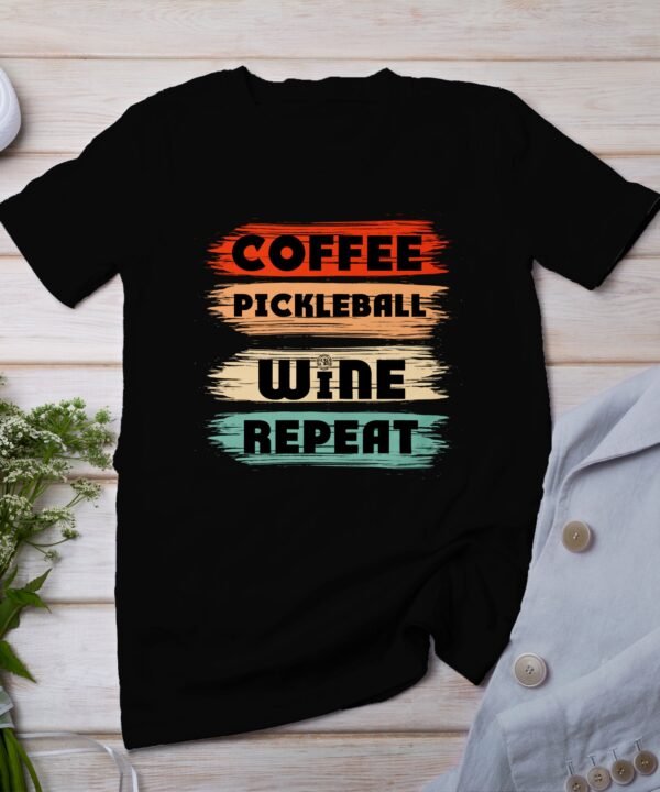 Lustiges T-Shirt Kaffee Pickleball Wein Wiederholen, Perfektes Geschenk für Sport- und Weinliebhaber, Humorvolles Freizeitshirt