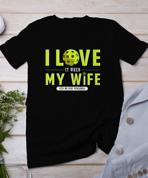 Lustiges Pickleball Shirt, Geschenk für Pickleballliebhaber, Humorvolles Motiv Ich Liebe Es Wenn Meine Frau Mich Spielen Lässt Tee