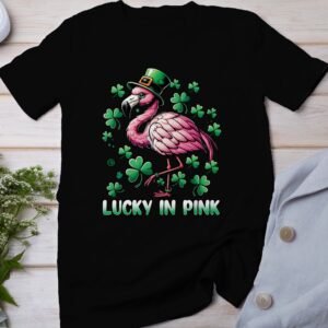 Lustiges Flamingo Tee St Patricks Day Shirt Flamingo Glück in Rosa St. Paddy Day Geschenkidee Grünes Kleeblatt mit Hut auf Flamingo T-Shirt