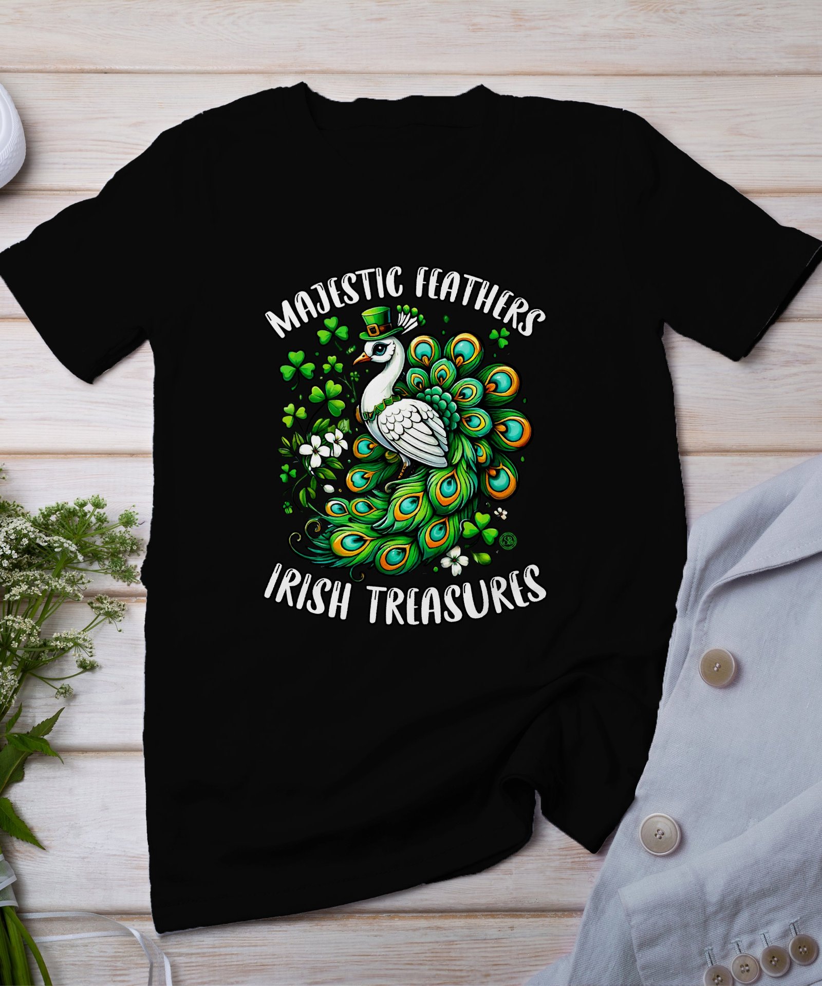 St. Patricks Day T-Shirt mit majestatischen Federn Shirt Irische Schätze Glückssymbole Lustiges Pfauenmotiv Shirt Glückskleeblatt Magie Tee