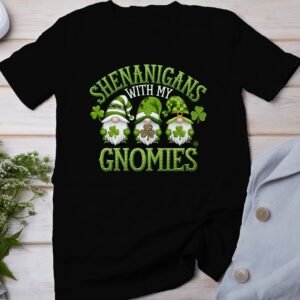 Lustiges St. Patrick's Day T-Shirt, Shenanigans mit meinen Gnomies Design, Glücksklee und Gnome Shirt, Unisex lustiges Geschenk