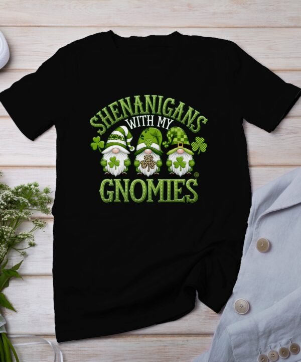 Lustiges St. Patrick's Day T-Shirt, Shenanigans mit meinen Gnomies Design, Glücksklee und Gnome Shirt, Unisex lustiges Geschenk