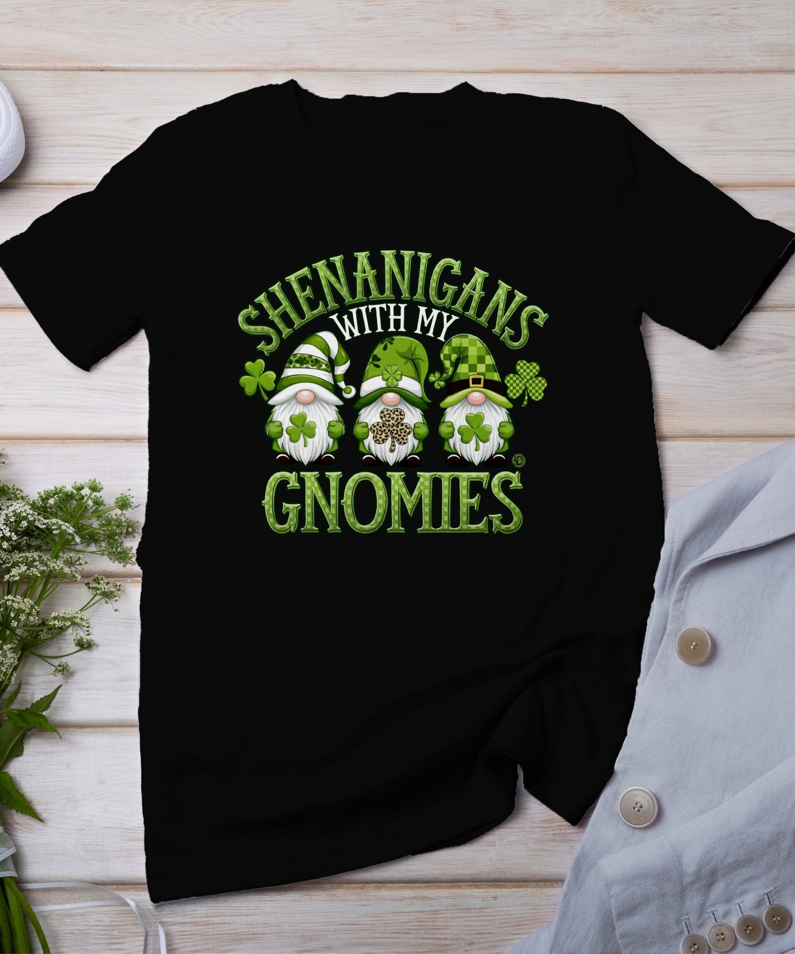 Lustiges St. Patrick’s Day T-Shirt, Shenanigans mit meinen Gnomies Design, Glücksklee und Gnome Shirt, Unisex lustiges Geschenk