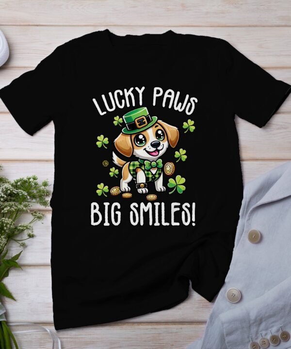 Lustige Hunde T-Shirt, St. Patrick's Day Shirt, Hund mit Kleeblatt Design, Glückliche Pfoten T-Shirt, Großes Lächeln Motiv