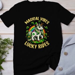 Magische Vibes T-Shirt, Glücklicher Einhorn Reit, Regenbogen Clover Design, coole Grafiken für Erwachsene und Kinder