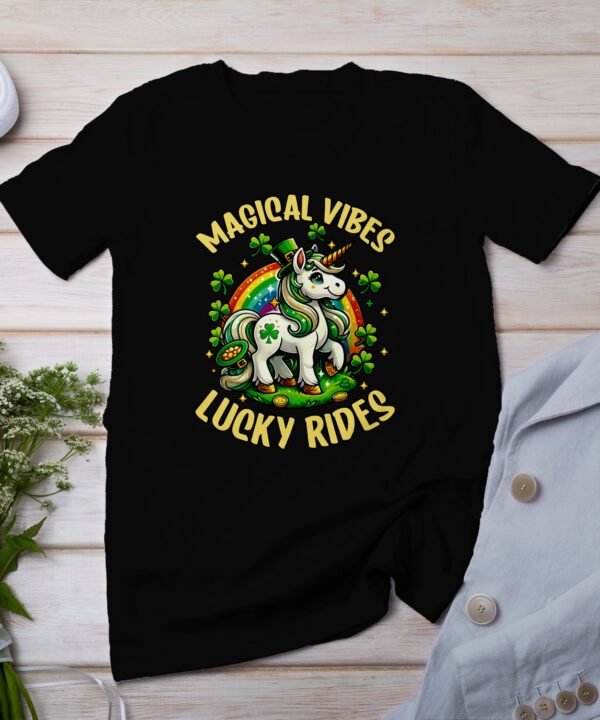 Magische Vibes T-Shirt, Glücklicher Einhorn Reit, Regenbogen Clover Design, coole Grafiken für Erwachsene und Kinder