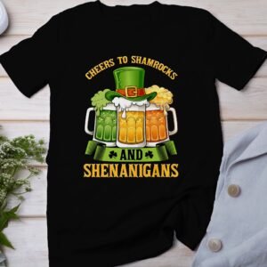 Cheers to Shamrocks and Shenanigans T-Shirt, Lustiges Party-Shirt, St. Patrick's Day, Irisches Bierhemd, Irland Feiertag