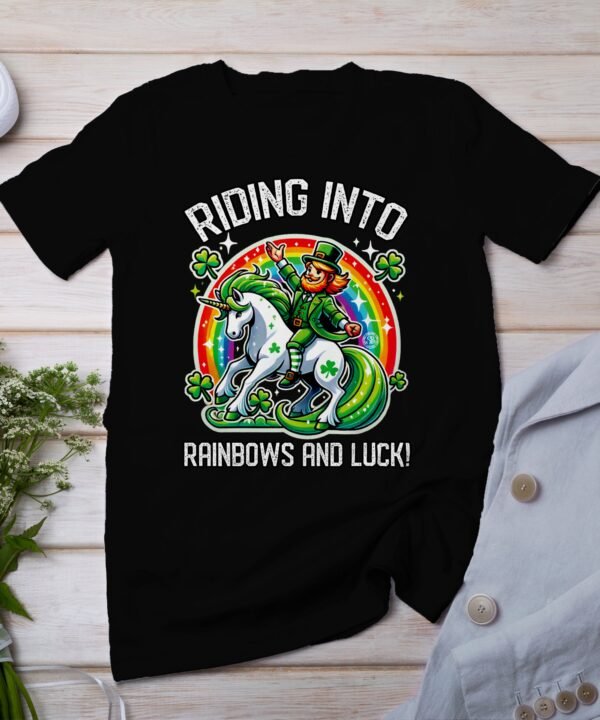 Reiten in Regenbogen und Glück T-Shirt, Lustiges St. Patrick's Day Einhorn T-Shirt, Buntes Regenbogen Motiv T-Shirt, Glücksbringer Tee
