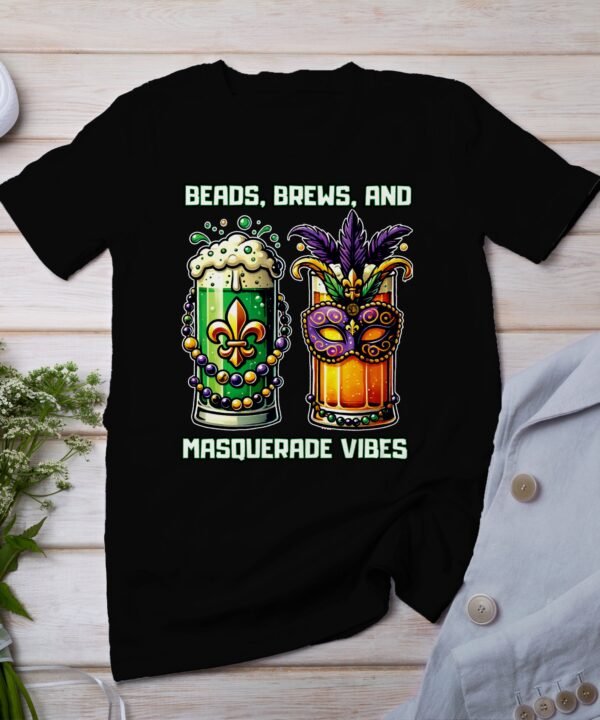 Schickes T-Shirt zum St. Patricks Day und Mardi Gras, Perfekt für Feierlichkeiten, Beads Brews and Masquerade Vibes Design