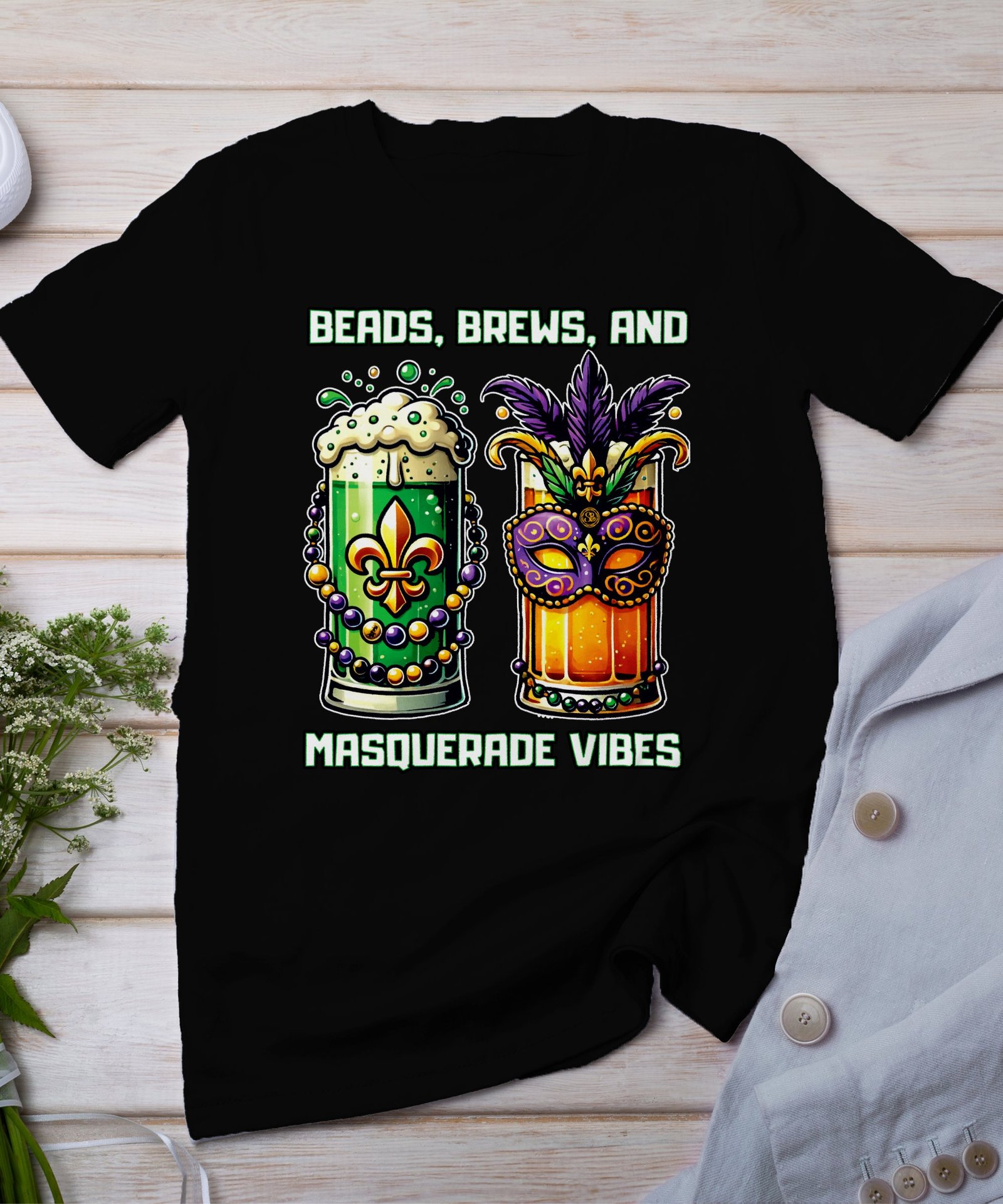 Schickes T-Shirt zum St. Patricks Day und Mardi Gras, Perfekt für Feierlichkeiten, Beads Brews and Masquerade Vibes Design