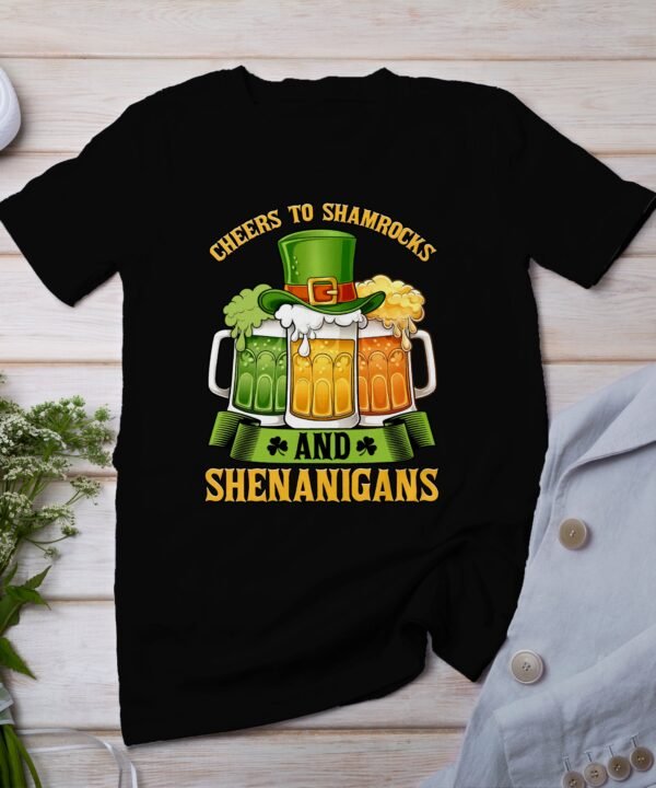 Cheers to Shamrocks and Shenanigans T-Shirt, Lustiges Party-Shirt, St. Patrick's Day, Irisches Bierhemd, Irland Feiertag