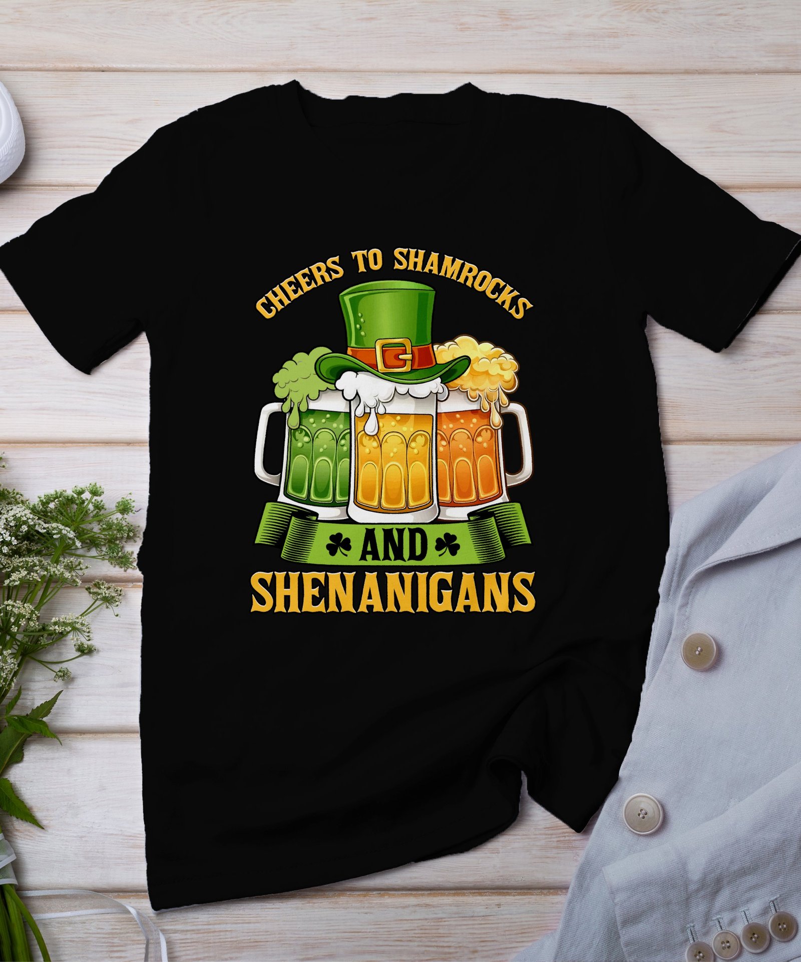 Cheers to Shamrocks and Shenanigans T-Shirt, Lustiges Party-Shirt, St. Patrick’s Day, Irisches Bierhemd, Irland Feiertag