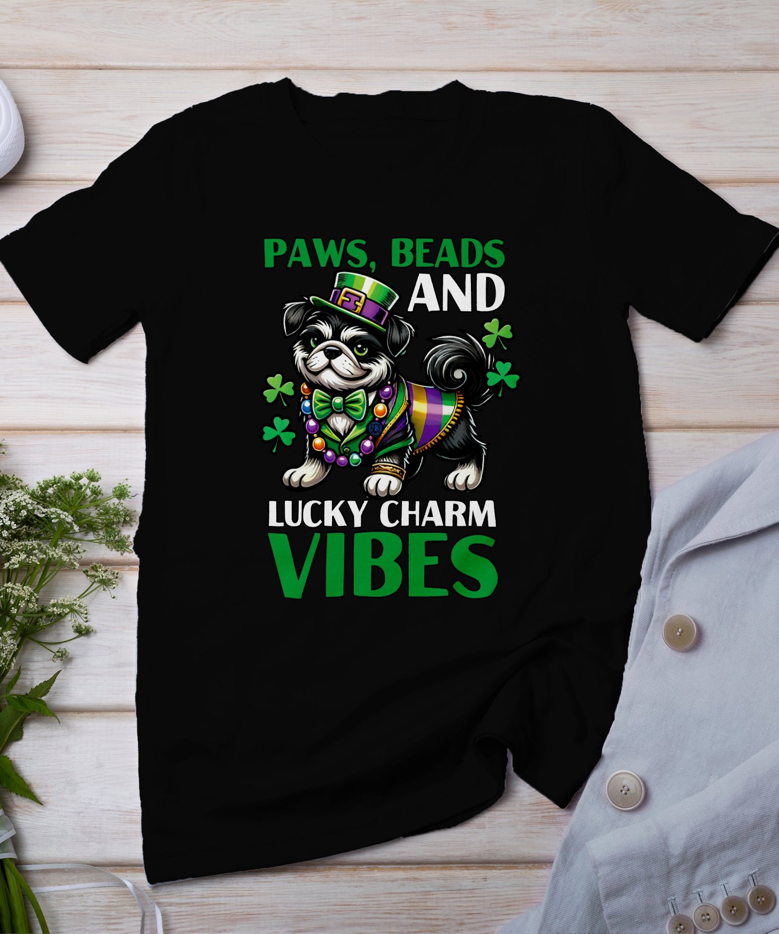 St. Patricks Day Hund Mardi Gras T-Shirt, Lustiger Hund mit Kleeblatt und Perlen, Lucky Charm Vibes Shirt, Lustiger Festtagstee