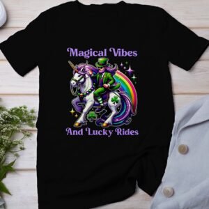 Magische Schwingungen und Glückliche Fahrten T-Shirt, Einhorn T-Shirt, Lustiges irisches T-Shirt, Regenbogen Einhorn Geschenk