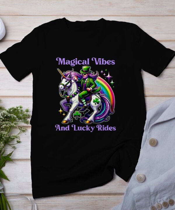 Magische Schwingungen und Glückliche Fahrten T-Shirt, Einhorn T-Shirt, Lustiges irisches T-Shirt, Regenbogen Einhorn Geschenk