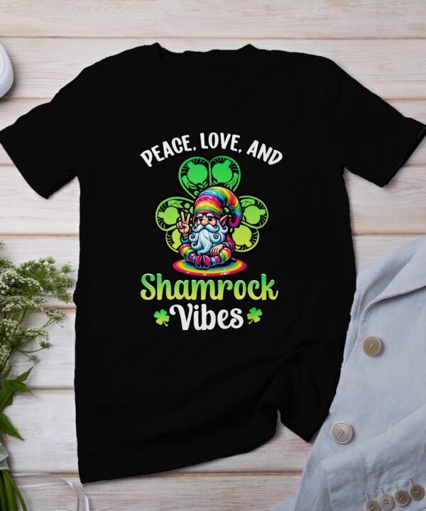 Irischer Zwerg T-Shirt, Frieden Liebe und Kleeblatt Vibes, Lustige St Patrick's Day Kleidung, Geschenk für Irland Fans
