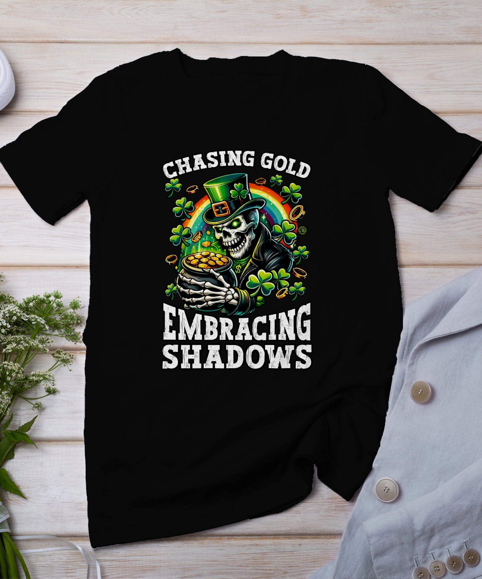Chasing Gold Embracing Shadows T-Shirt, Lustiges Totenkopf Design, Glücksbringer Shirt, St Patrick Tag, Irisches Kleeblatt Tee