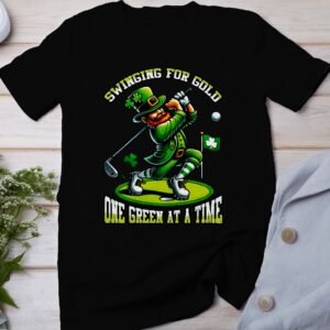 Lustiges St. Patricks Day Golf T-Shirt, Swinging For Gold, Ein Golf nach dem anderen, Geschenk für Golfer, Irisches Golf Shirt