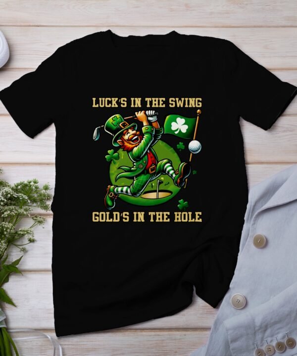 Lustiges Golf T-Shirt St. Patrick's Day Design fuer Golfer, Glueck beim Swing Gold im Loch, Cooles Golf Geschenk Motiv