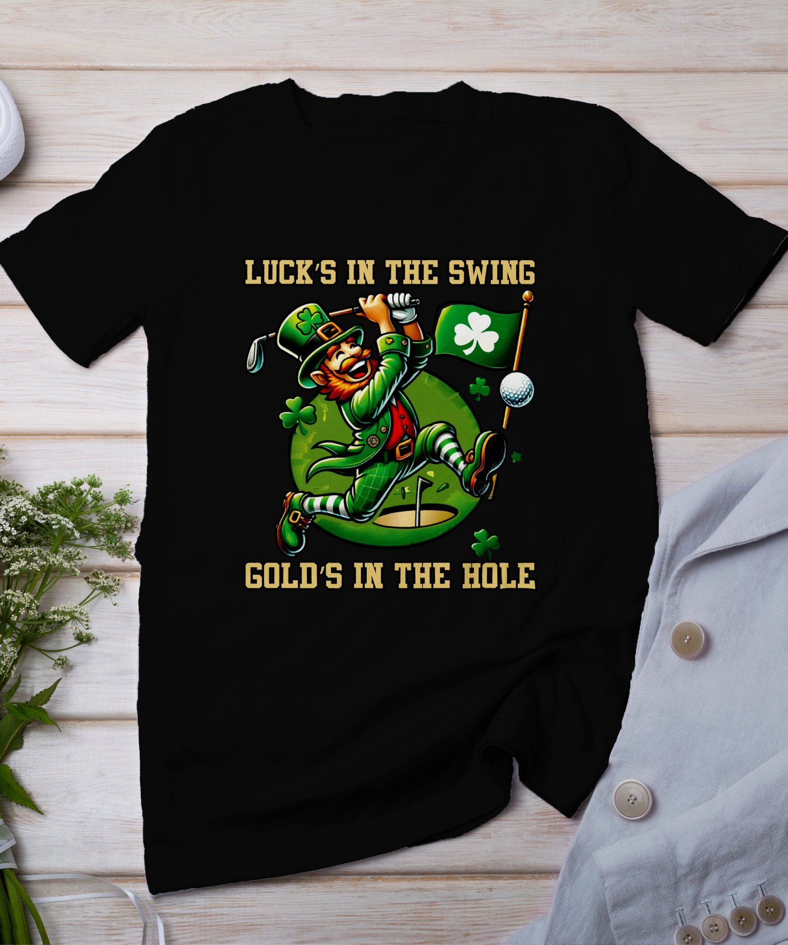 Lustiges Golf T-Shirt St. Patrick’s Day Design fuer Golfer, Glueck beim Swing Gold im Loch, Cooles Golf Geschenk Motiv