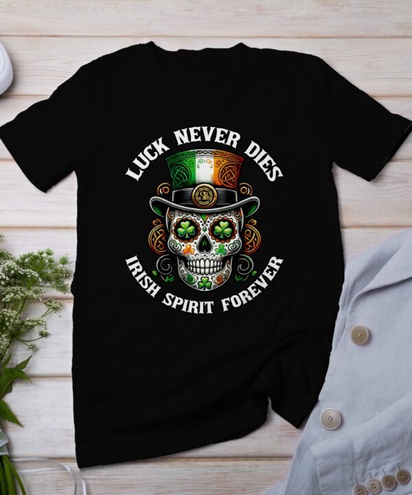 Glück stirbt nie, Irischer Geist für immer, Schädel Shirt, Glücksbringer Shirt, Irischer Stolz Shirt, St. Patrick's Day T-Shirt