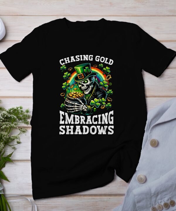 Chasing Gold Embracing Shadows T-Shirt, Lustiges Totenkopf Design, Glücksbringer Shirt, St Patrick Tag, Irisches Kleeblatt Tee