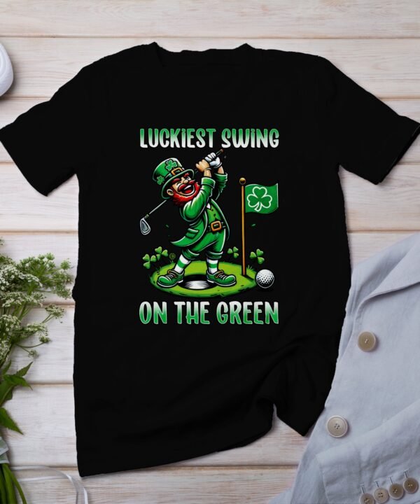 Glücklichster Schwung auf dem Grün, Lustiges Golf T-Shirt, St. Patrick's Day Geschenk Tee, Irisches Golfspiel, Shamrock Golf Shirt