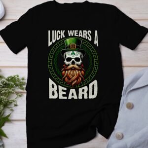 Verbessere dein Glück mit 'Luck Wears A Beard' T-Shirt, Irisches Glücks-T-Shirt mit Bartmotiv, Lässiges Shirt für Alltagskleidung