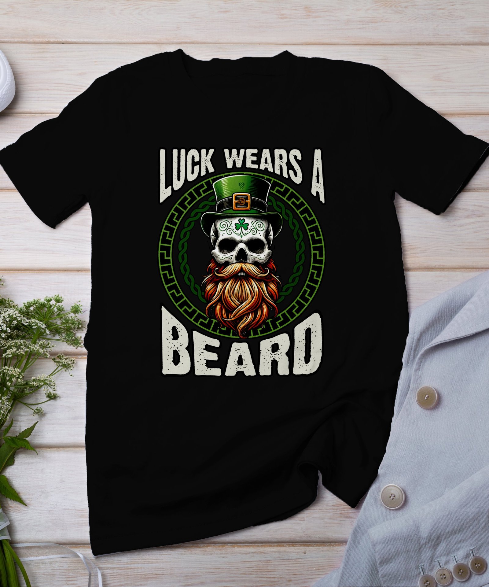 Verbessere dein Glück mit ‘Luck Wears A Beard’ T-Shirt, Irisches Glücks-T-Shirt mit Bartmotiv, Lässiges Shirt für Alltagskleidung