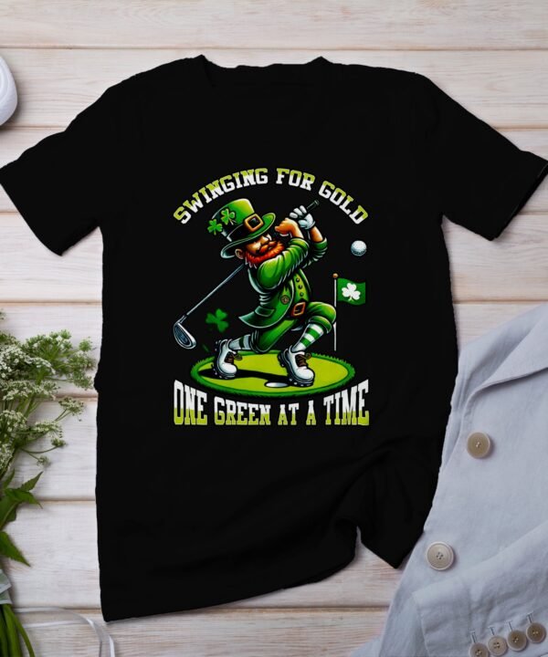Lustiges St. Patricks Day Golf T-Shirt, Swinging For Gold, Ein Golf nach dem anderen, Geschenk für Golfer, Irisches Golf Shirt