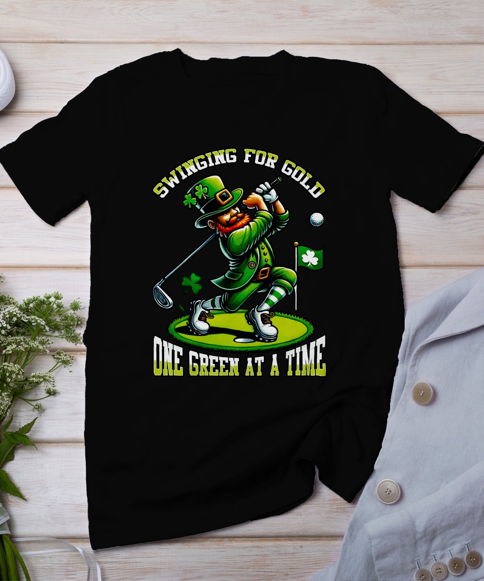 Lustiges St. Patricks Day Golf T-Shirt, Swinging For Gold, Ein Golf nach dem anderen, Geschenk für Golfer, Irisches Golf Shirt