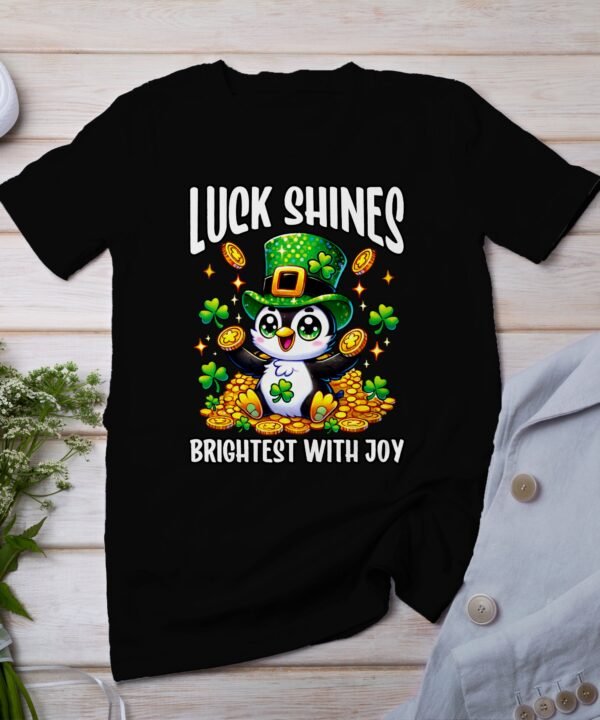 Lustiger Pinguin T-Shirt mit grünem Hut und Kleeblatt, Glücksbringer Shirt für St. Patrick's Day, süßes Motiv T-Shirt für Kinder