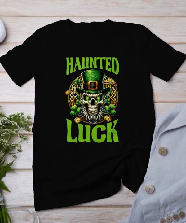Gruselige Glück T-Shirt, Schädel mit Hut und Kleeblatt, Irland Motiv, Lustiges St. Patricks Day Geschenk, Halloween inspirierte Mode