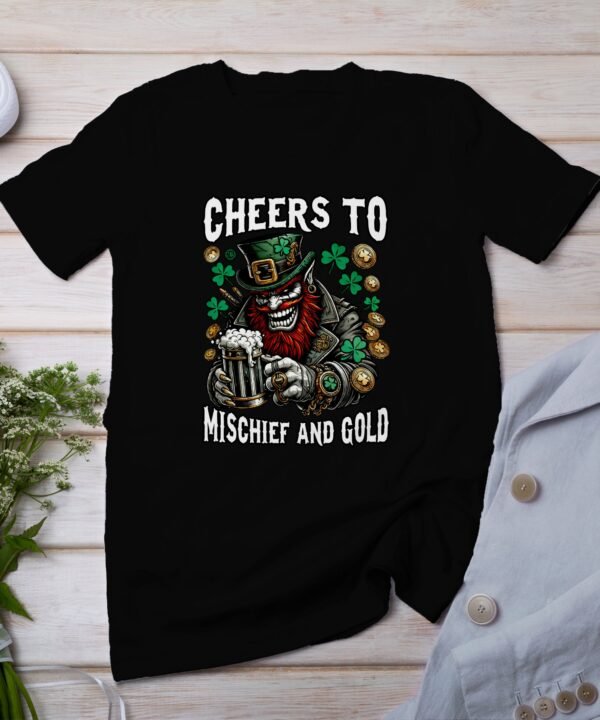 Lustiger Kobold T-Shirt, Cheers to Mischief and Gold, St. Patricks Day Geschenk, Irland Themen Shirt, Glückliches Kleeblatt Design