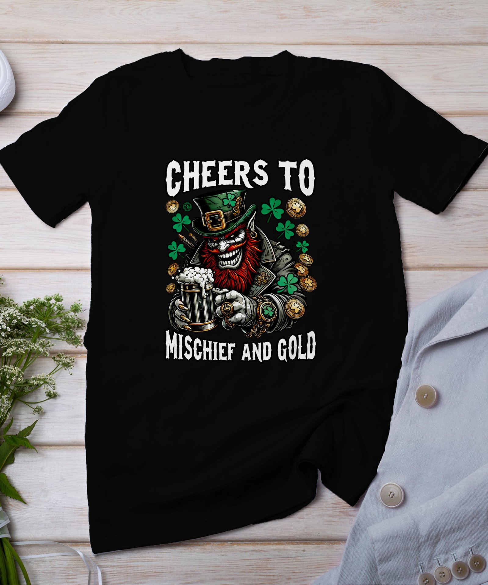 Lustiger Kobold T-Shirt, Cheers to Mischief and Gold, St. Patricks Day Geschenk, Irland Themen Shirt, Glückliches Kleeblatt Design